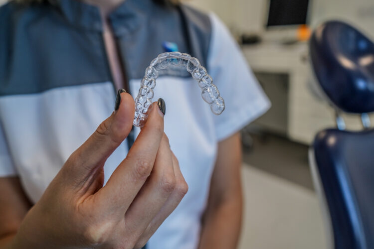 Invisible aligners allow you to perform orthodontic correction without having to wear a conventional metal appliance.