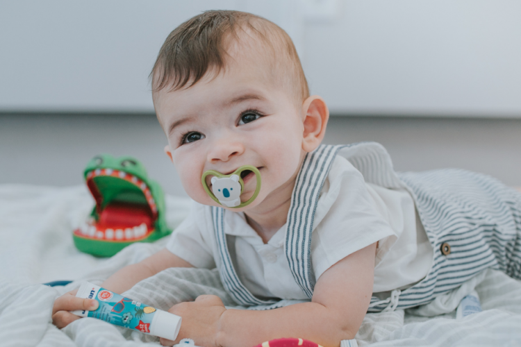 Hábitos de sucção não nutritivos: chupeta e sucção dos dedos - O hábito de chuchar o polegar pode aparecer logo nas primeiras semanas de vida dos bebés (mesmo ainda dentro da barriga da mãe).