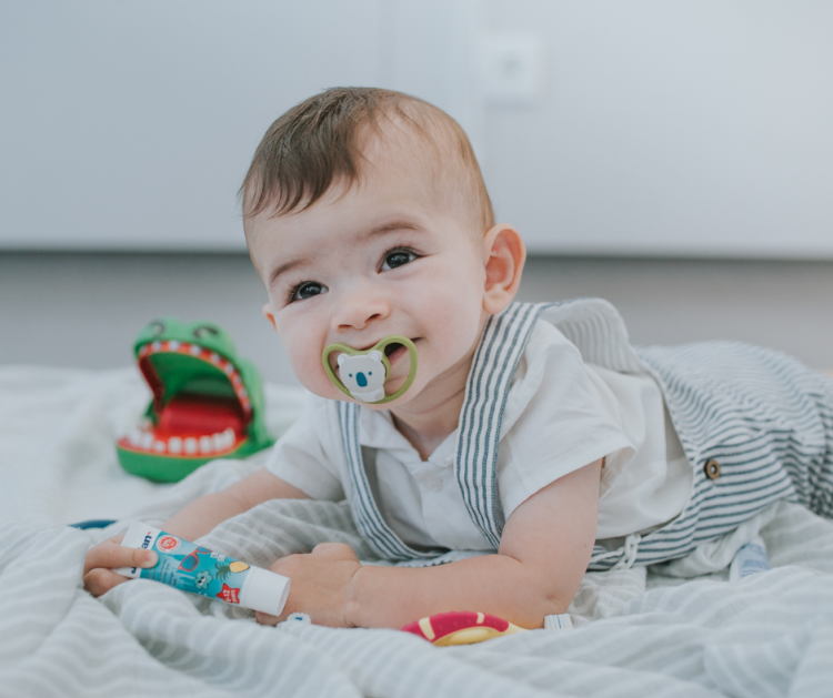 Hábitos de sucção não nutritivos: chupeta e sucção dos dedos - O hábito de chuchar o polegar pode aparecer logo nas primeiras semanas de vida dos bebés (mesmo ainda dentro da barriga da mãe).